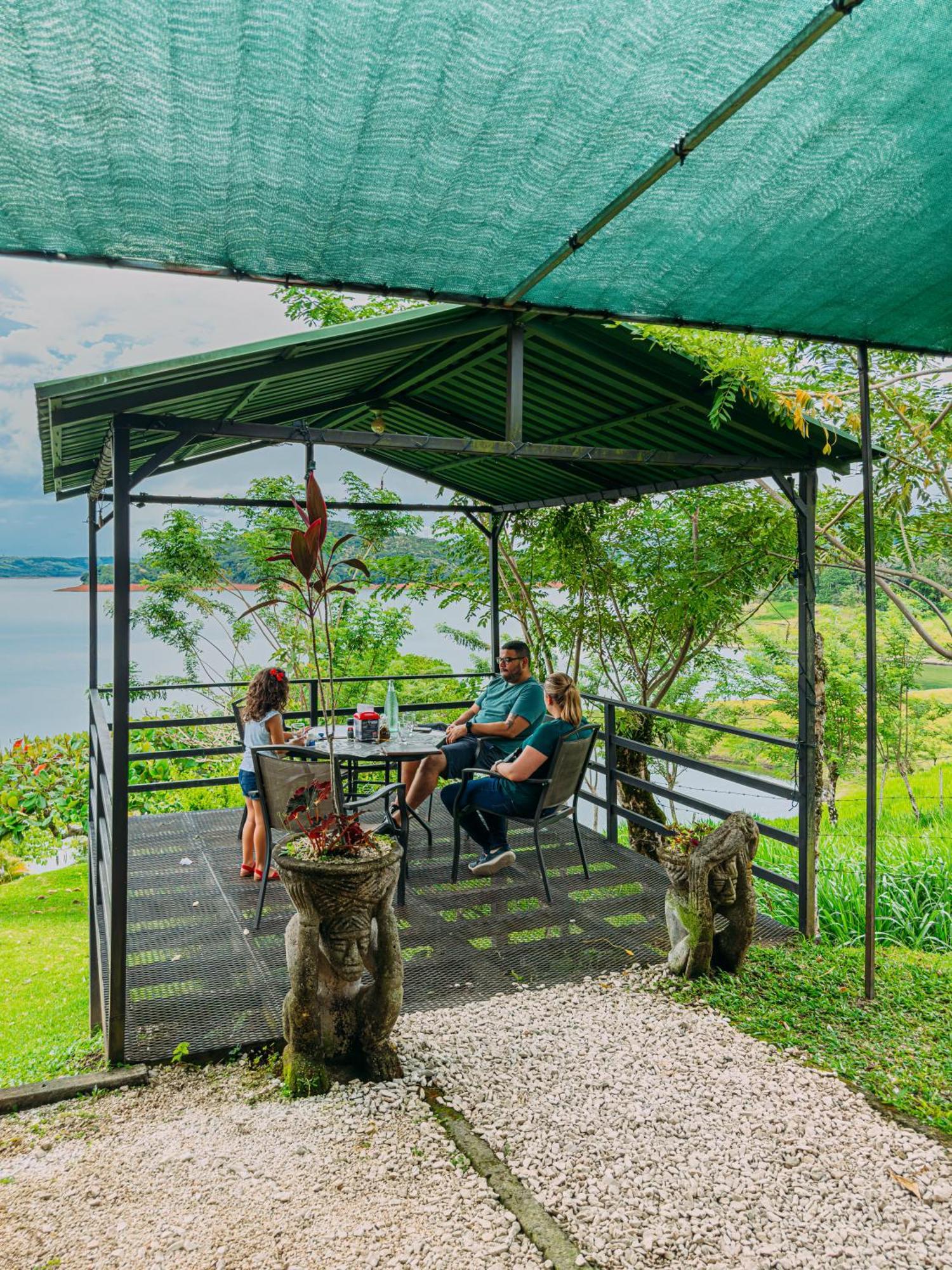 Tinajas Arenal Lakefront Lodge Nuevo Arenal Exterior photo
